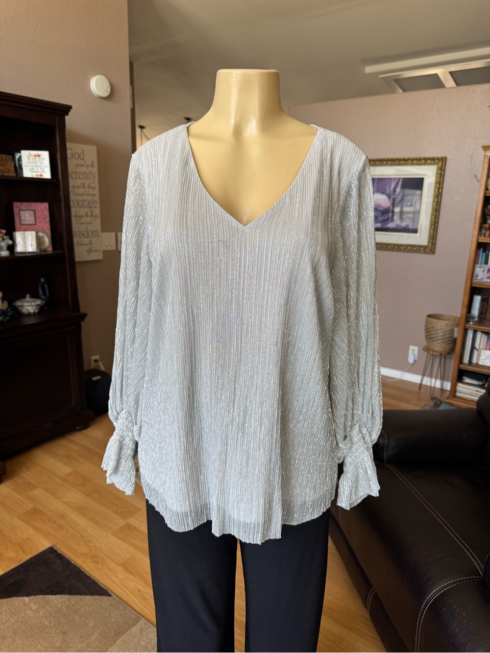CeCe silver metallic V-neck long ruffled sleeves blouse w/lining-size L